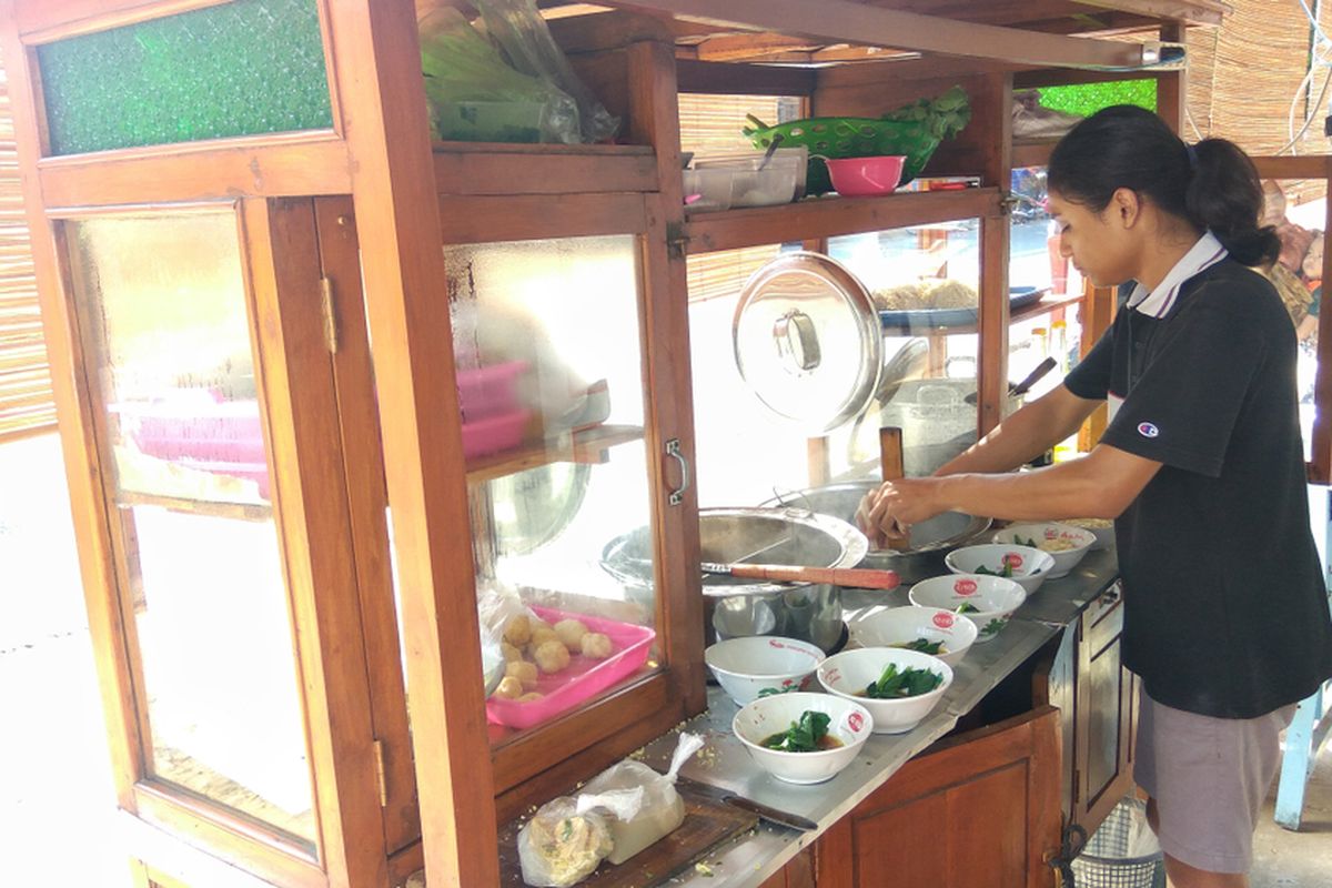 Ilustrasi tukang bakso. Ada kisah menginspirasi dari kesuksesan para penjual bakso di kampung elit Desa Bubakan, Kabupaten Wonogiri.