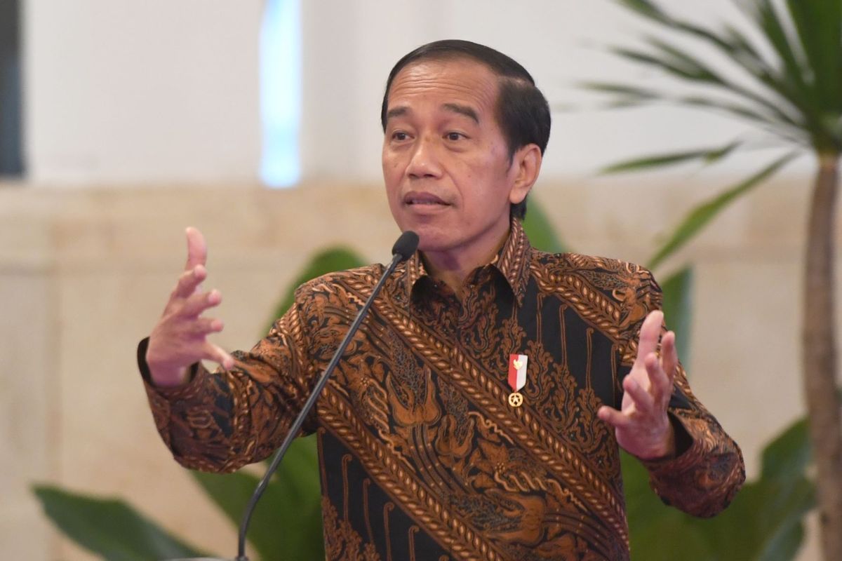 Presiden Joko Widodo memberikan arahan saat pembukaan Rapat Koordinasi Nasional (Rakornas) Pengendalian Inflasi tahun 2022 di Istana Negara, Jakarta, Kamis (18/8/2022). Dalam Rakornas tersebut Gubernur Bank Indonesia (BI) Perry Warjiyo memperkirakan inflasi bisa berisiko lebih tinggi dari batas atas sasaran 3 persen, plus minus 1 persen hingga akhir tahun yang disebabkan oleh masih tingginya harga pangan dan energi global, gangguan cuaca, serta kesenjangan pasokan antarwaktu dan antardaerah. ANTARA FOTO/Hafidz Mubarak A/nym.