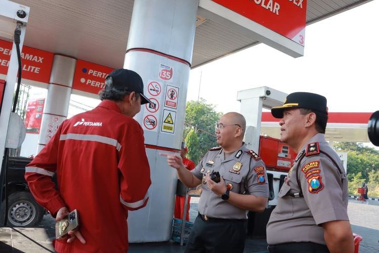 Kapolres Lamongan Cek SPBU: Pastikan Stok BBM Aman, Imbau Warga Tak Termakan Hoaks