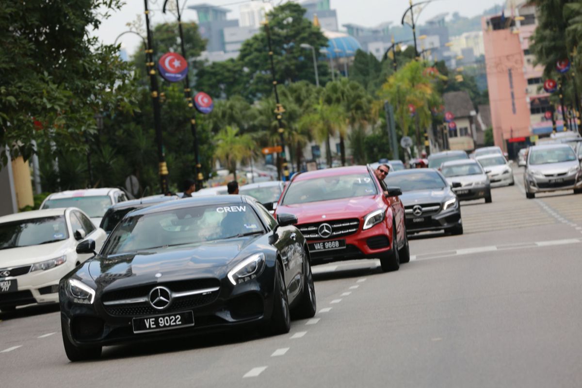 Iring-iringan mobil Mercedes Benz bergerak menuju Singapura dalam Urban Hunting 2017