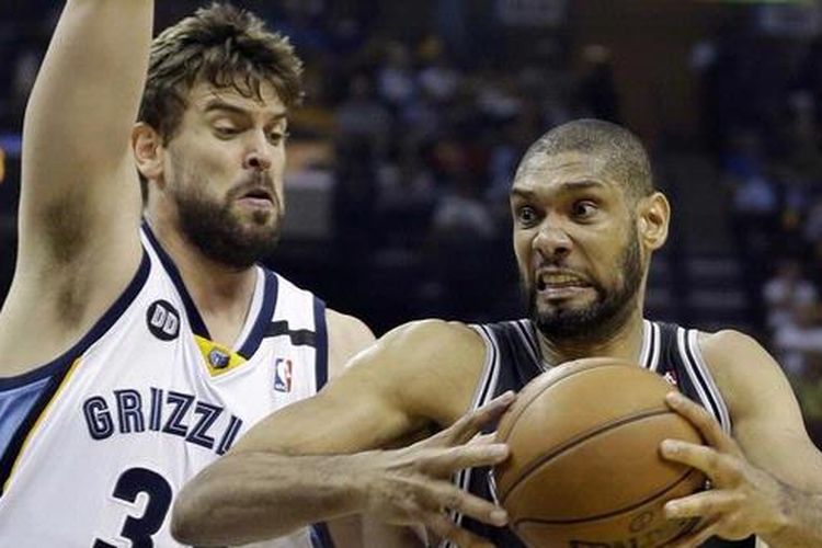 Pemain San Antonio Spurs, Tim Duncan (kanan), mencoba melewati hadangan pemain Memphis Grizzlies, Marc Gasol, pada laga keempat final Wilayah Barat, Senin (27/5/2013) malam waktu setempat atau Selasa pagi WIB.