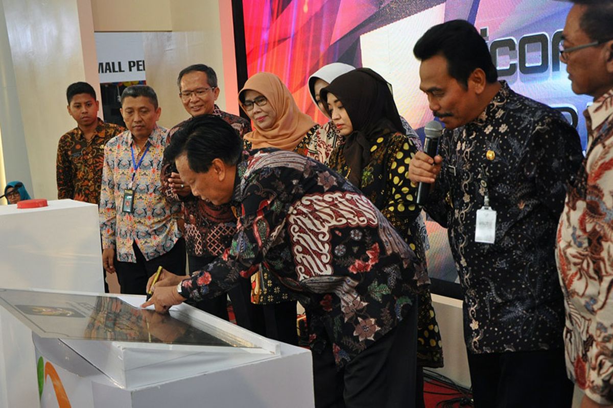 Bupati Gresik Sambari Halim Radianto (tiga dari kanan) dan Wakil Bupati Mohammad Qosim (dua dari kanan), saat menghadiri acara peresmian Icon Mall, Jumat (26/10/2018).