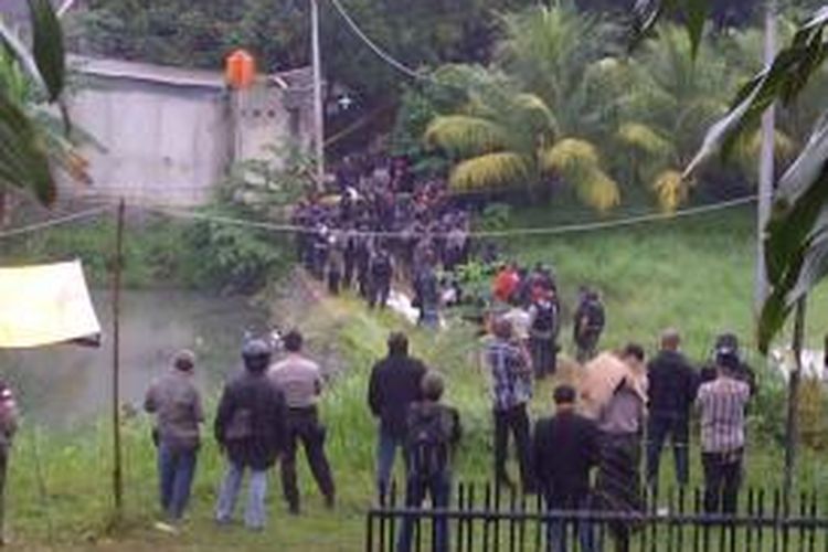 Situasi penggerebekan rumah kontrakan terduga teroris di di Gang H. Hasan, Jalan KH Dewantoro, RT/ RW 04/07, Kelurahan Sawah, Ciputat, Tangerang Selatan, Rabu (1/1/2014).