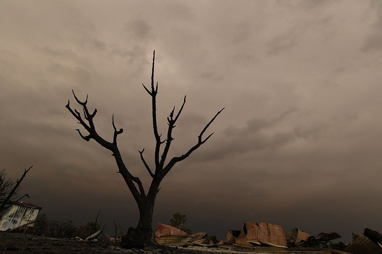 Pemandangan sisa-sisa properti yang terbakar hangus pada akhir Desember 2019 di Bruthen South, Victoria, Australia, Sabtu (4/1/2020). Kebakaran hutan hebat yang melanda sejumlah negara bagian di Australia dilaporkan menewaskan sedikitnya 24 orang, dengan lebih dari 2.000 rumah hancur dan membunuh sekitar 500 juta hewan liar.