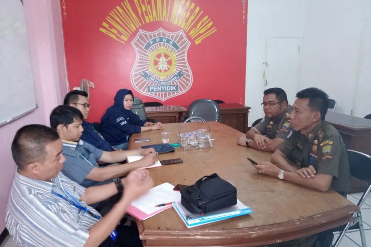 Manajemen 4 apartemen di Jatinangor, Sumedang, Jawa Barat penuhi panggilan Satpol PP Sumedang terkait alihfungsi izin apartemen menjadi hotel, di kantor Satpol PP Sumedang, Senin (13/1/2020). DOK. Satpol PP Sumedang