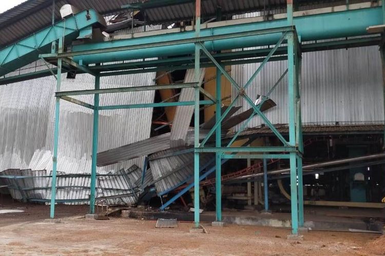Sebuah bangunan pabrik kelapa sawit milik PT Nusa Ina di Desa Kobi, Kecamatan Seram Utara, Kabupaten Maluku Tengah rusak akibat gempa berkekuatan 5,6 magnitudo yang mengguncang wilayah tersebut, Sabtu (8/2/2020)