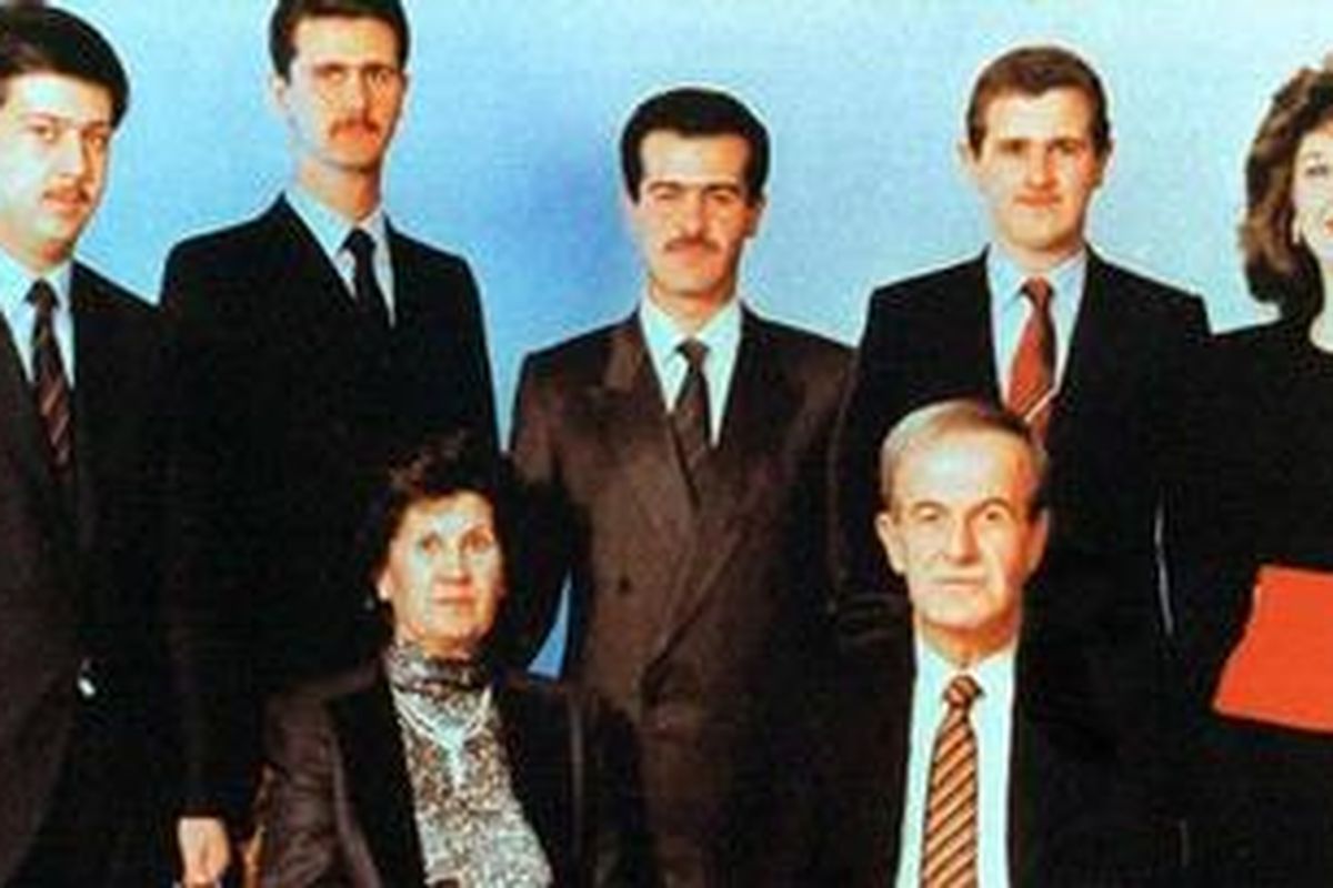 Foto tidak bertanggal ini menunjukkan Presiden Suriah, Bashar al Assad (berdiri, kedua dari kiri) bersama orangtua dan saudara-saudaranya, yakni ayahnya almarhum Hafez Assad (duduk, sebelah kanan), bersama istrinya, Anisseh, dan saudara-saudaranya (dari kiri) yaitu Maher, Bashar, Basil (yang tewas dalam kecelakaan mobil tahun 1994), Majd and Bushra.