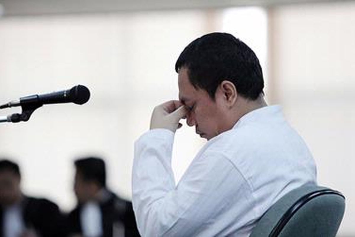 Terdakwa Gayus Halomoan Parlawanan Tambunan mendengarkan dakwaan penuntut umum dalam sidang perdana  di Pengadilan Tindak Pidana Korupsi, Jakarta, Senin (25/7). Gayus yang didakwa jaksa penuntut umum dengan empat dakwaan dalam kasus suap tersebut langsung mengajukan nota keberatan yang dibacakan kuasa hukumnya.