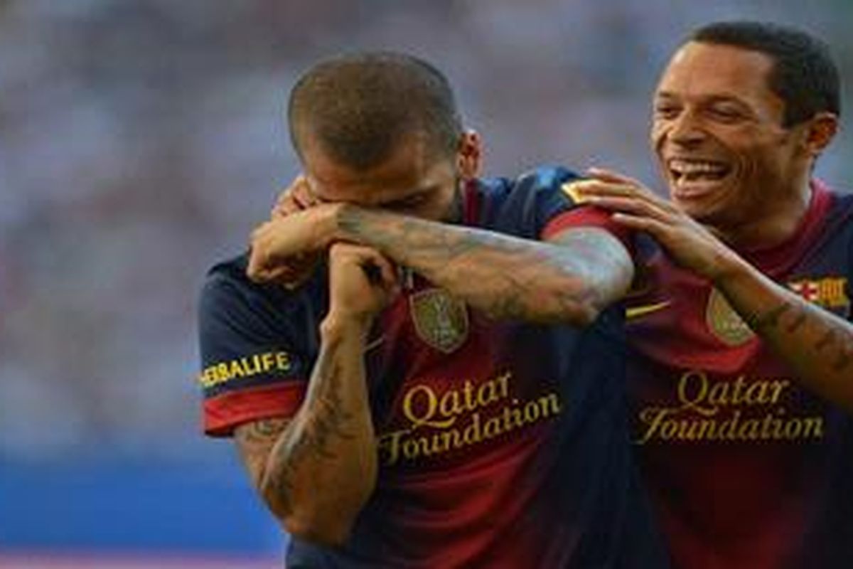 Bek Barcelona, Daniel Alves (kiri), bersama Adriano merayakan golnya ke gawang Hamburg SV dalam laga persahabatan di Imtech Arena, Selasa, 24 Juli 2012.