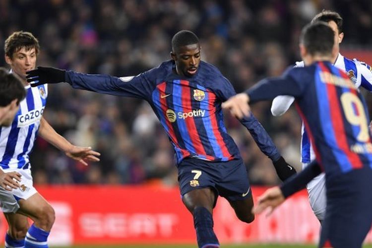 Pemain sayap FC Barcelona, Ousmane Dembele (tengah), coba melepaskan tembakan dalam laga Copa del Rey 2022-2023 melawan Real Sociedad di Stadion Camp Nou, Rabu (25/1/2023) malam waktu setempat. Barcelona menang 1-0 melalui gol tunggal Dembele. Artikel ini berisi Llnk live streaming Girona vs Barcelona di Liga Spanyol.