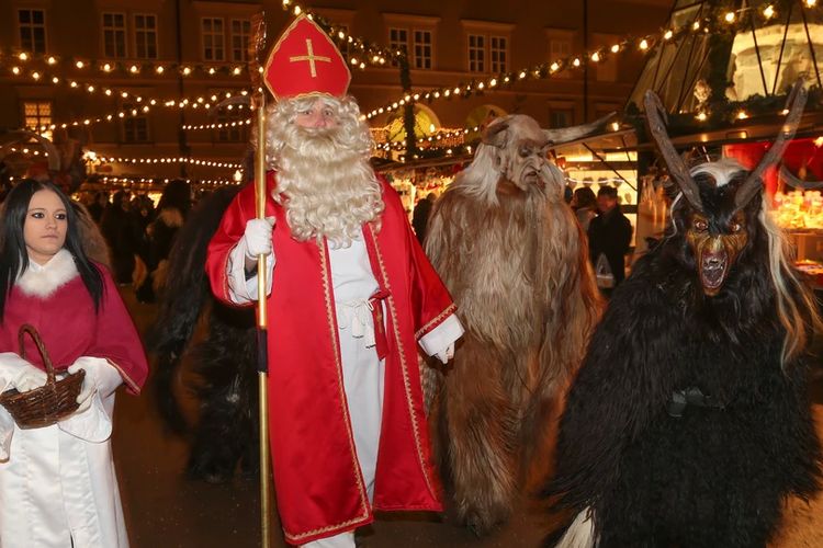 Tradisi unik warga Austria dalam merayakan Natal adalah dengan melakukan parade menggunakan kostum Krampus.