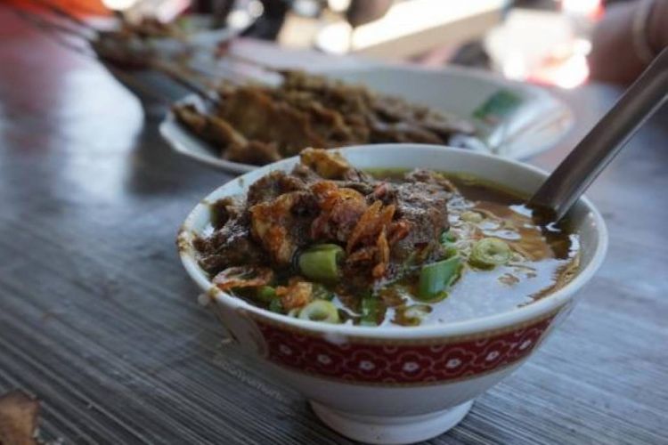 Nasi Grombyang menjadi salah satu makanan khas yang wajib Anda cicipi jika berkunjung ke kota Pemalang.