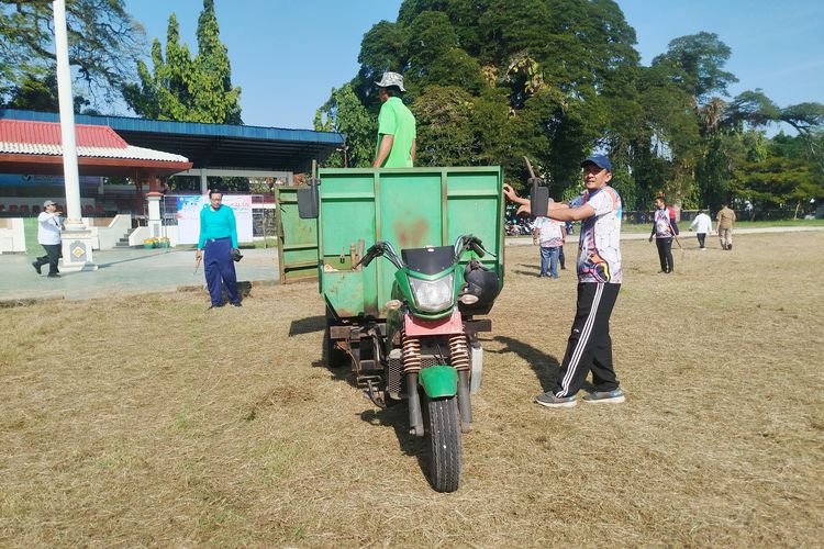 Salah satu kendaraan pengangkut sampah milik DLH yang menunggak membayar pajak. 