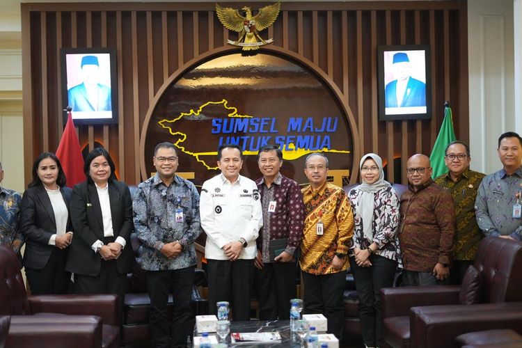 Penjabat (Pj) Gubernur Sumatera Selatan (Sumsel) Agus Fatoni saat menerima audiensi dari Otoritas Jasa Keuangan (OJK) Regional 7 Sumbagsel dan Perwakilan Bank Indonesia (BI) Sumsel di Kantor Gubernur Sumsel, Palembang, Jumat (16/2/2024).