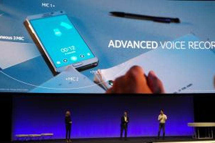 Demonstrasi Advanced Voice Recorder pada Galaxy Note 4. Fitur ini dapat mengenali arah suara dari 8 sumber suara berbeda.