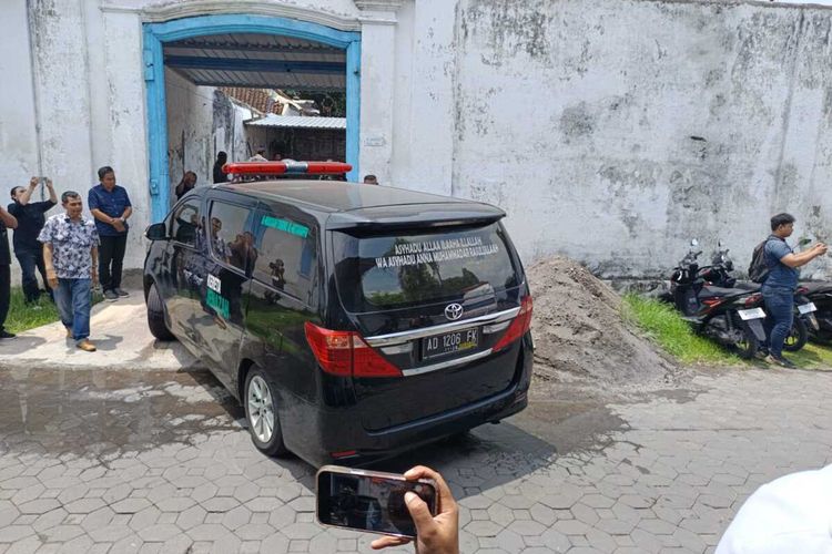 Jenazah Raja Keraton Kasunanan Surakarta Hadiningrat, Kanjeng Sinuhun Paku Buwono (PB) XIII tiba di Sasana Putra, sekitar pukul 10.40 WIB, Minggu (2/11/2025).