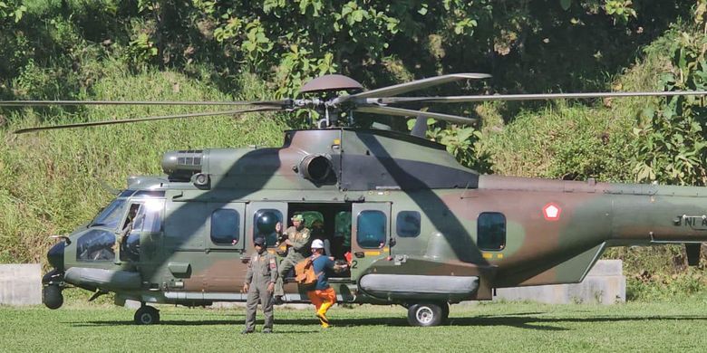 Dengan dukungan TNI Angkatan Udara (AU), para personel PLN diterbangkan dengan helikopter ke titik-titik tower terdampak yang tidak dapat diakses jalur darat untuk mempercepat recovery kelistrikan pascabencana Aceh, Minggu (30/11/2025).
