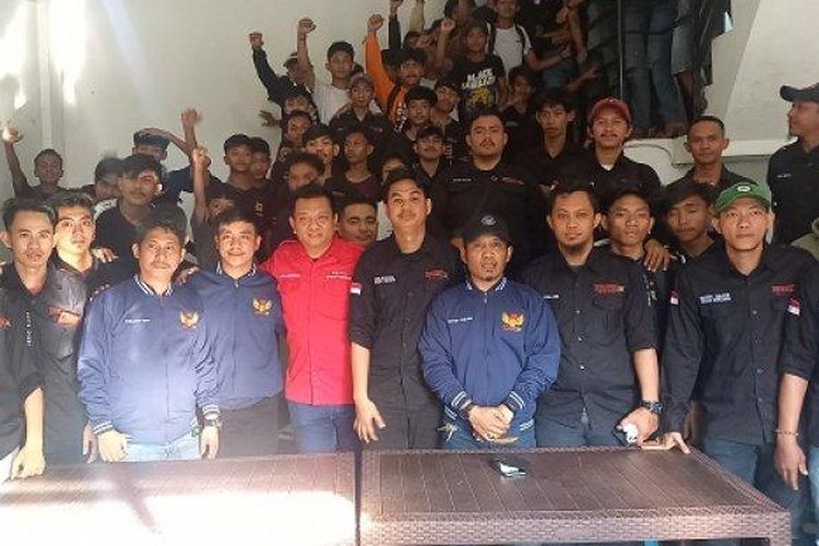 Anggota Batalyon 120 menggelar konferensi pers pasca penggerebekan aparat Polda Sulawesi Selatan.