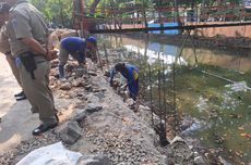 Sering Jadi Tempat Anak-anak Berenang meski Banyak Ular, Kali Mati Pademangan Diturap