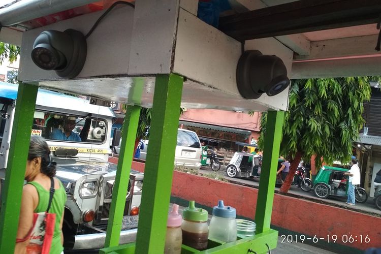 Salah satu penjaja bakso ikan memasang cctv di gerobaknya, hal ini menjadi viral di media sosial sejak Rabu (19/6/2019).