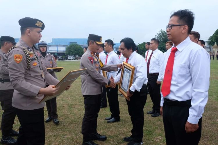 Kapolda Jambi Irjen Pol. Rusdi Hartono memberikan penghargaan kepada 19 personel Polresta setempat yang mengungkap kasus peredaran 52 kilogram sabu, Senin (15/1/2024). 