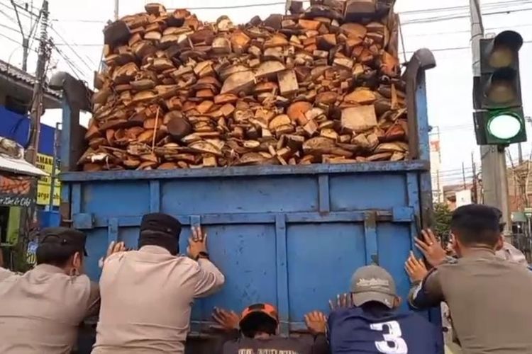 Momen Polisi Dorong Truk Mogok di Jalan Kadipaten Majalengka