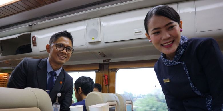 Pramugari dan Captain Crew di KA Wisata Priority.