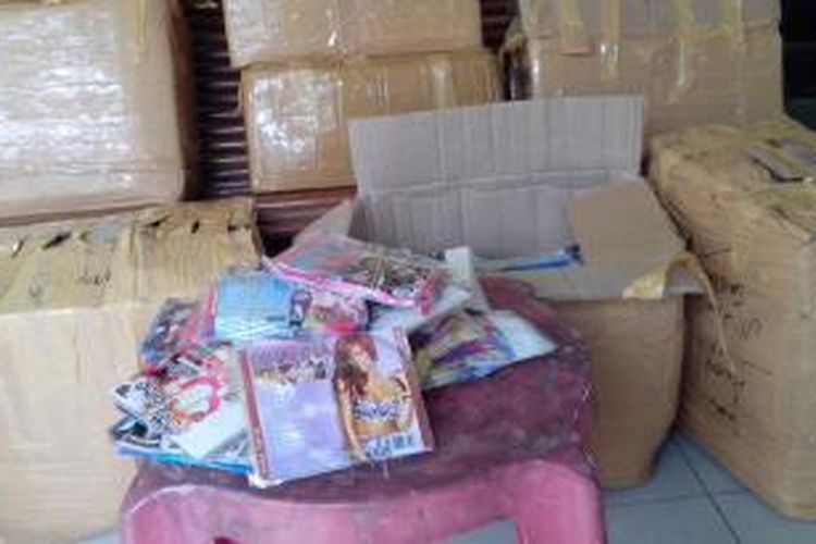 Ribuan keping VCD/DVD bajakan yang disita polisi disebuah toko di Jalan Syafiudin, Singkawang, Kalimantan Barat (4/11/2013)