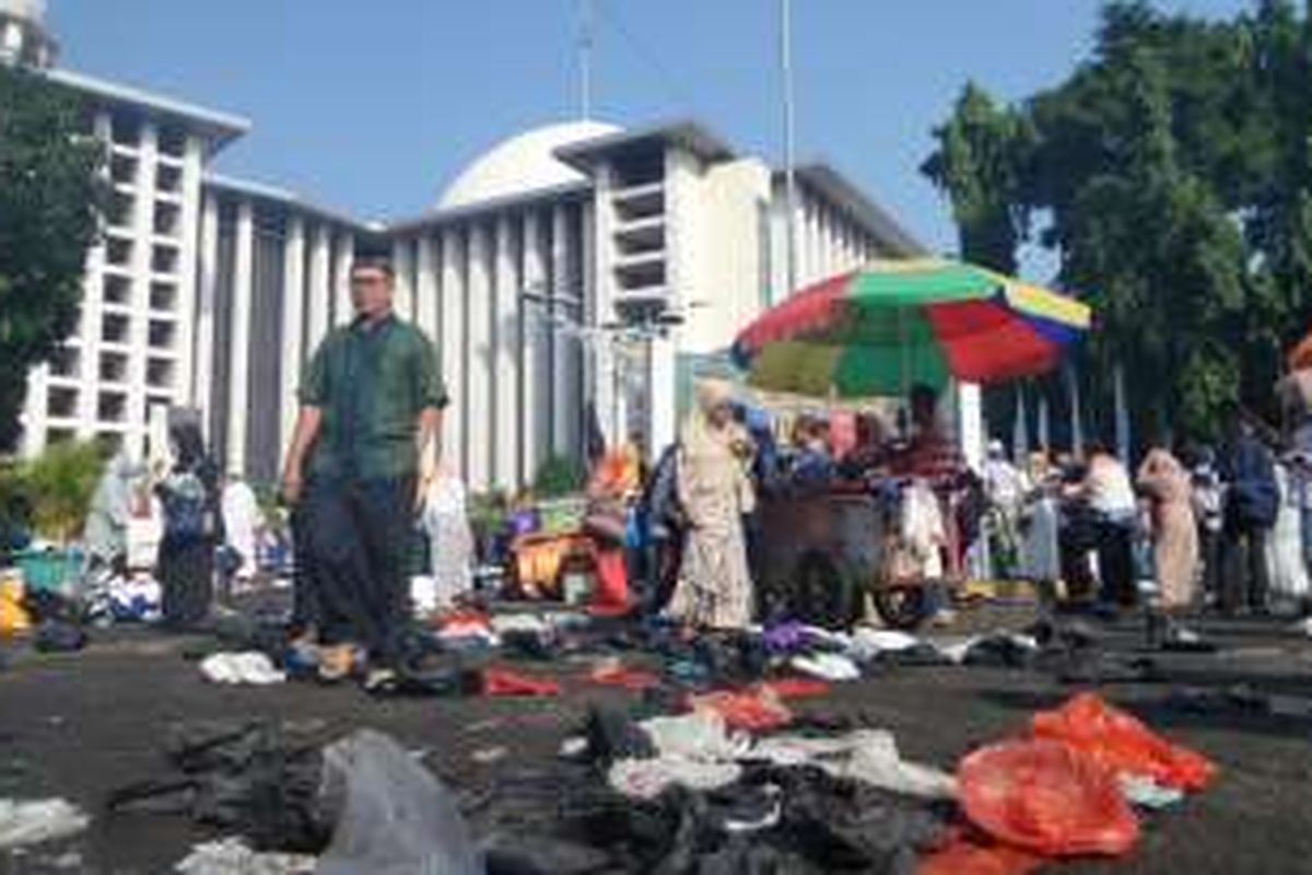 Rabu (6/7/2016), ratusan sampah plastik berserakan di halaman Masjid Istiqlal.