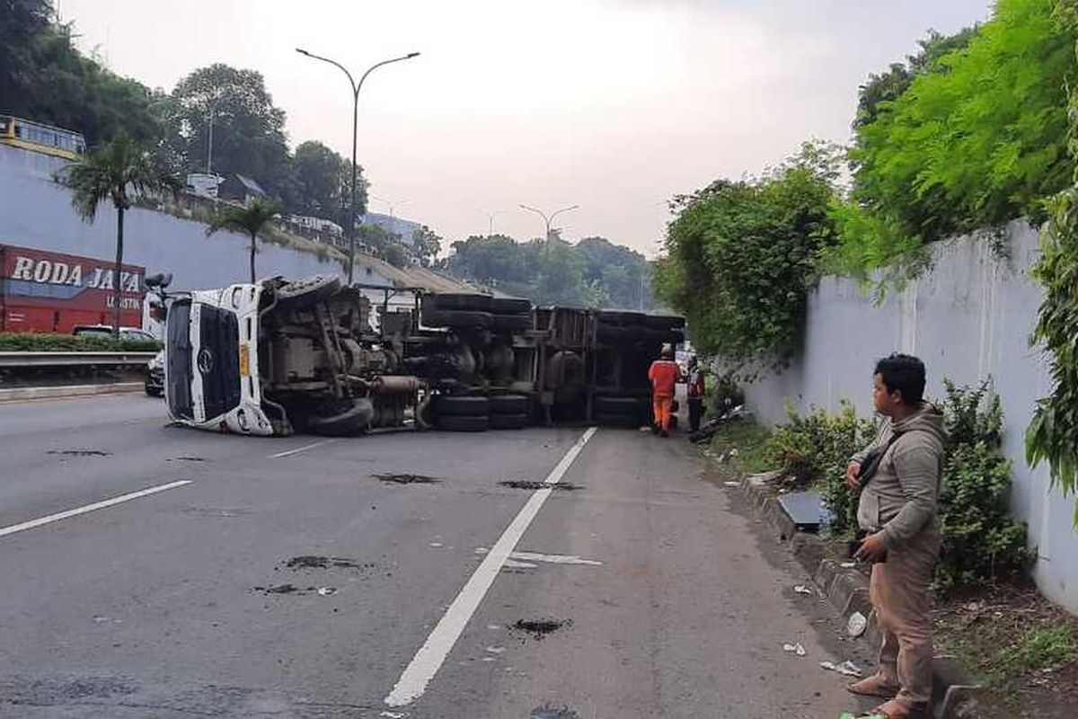 Truk kontainer terguling di ruas Tol JORR, KM 30, Pasar Rebo, Jakarta Timur, Senin (16/3/2020).