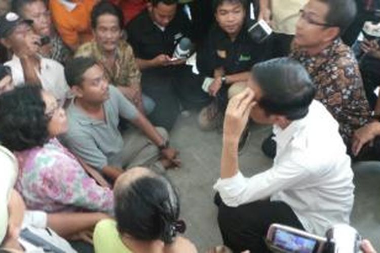 Gubernur DKI Jakarta Joko Widodo berdialog dengan warga Waduk Ria Rio di Rusun Pinus Elok, Cakung, Jakarta Timur, Kamis (29/8/2013). Jokowi memberikan penjelasan soal rusun itu kepada warga.