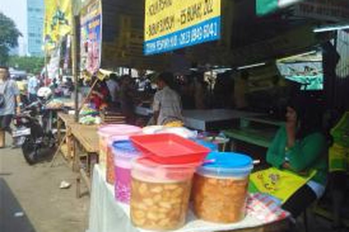 Aktivitas Pasar Ramadhan Benhil sudah bergeliat sejak pukul 11.00 wib setiap harinya. Puluhan orang pada Senin (29/6/2015) siang mulai memadati pasar itu