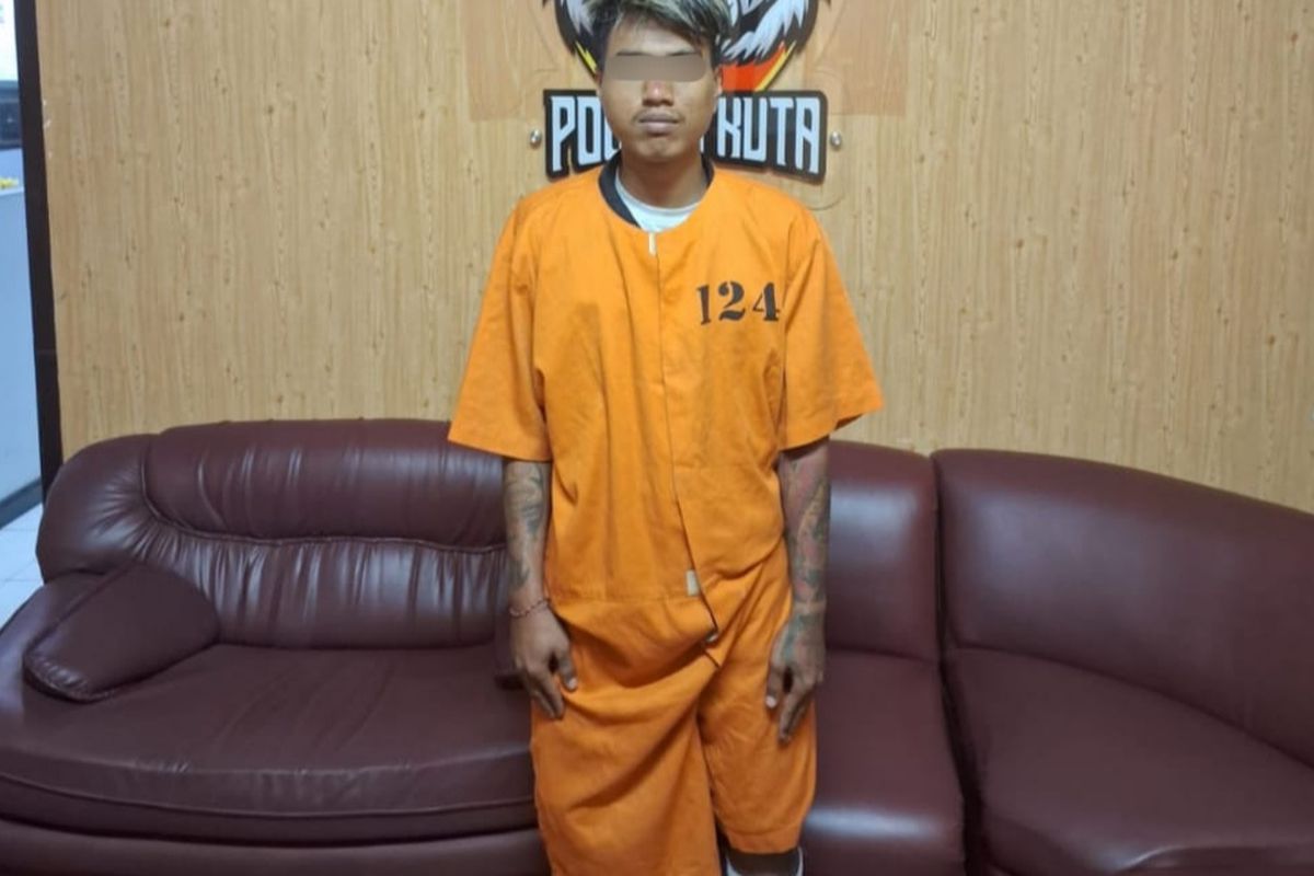 IMA (22), pelaku penjambretan kalung milik warga negara asing (WNA) asal India saat diamankan di Mapolsek Kuta, Kabupaten Badung, Bali, pada Senin (5/8/2024).