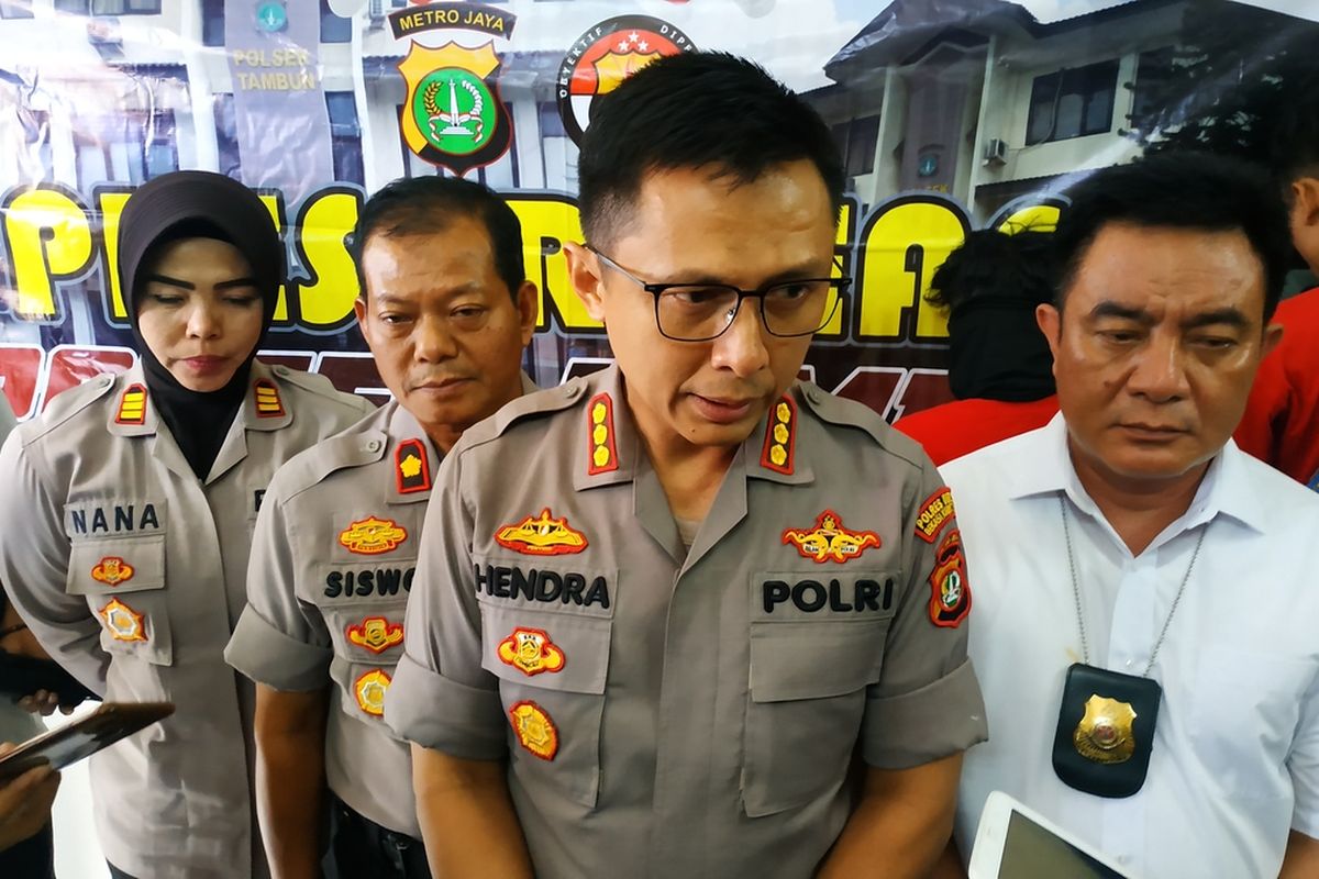 Kapolres Metro Bekasi, Kombes Hendra Gunawan dalam jumpa pers soal pembegalan di Mapolsek Tambun, Senin (27/1/2020).