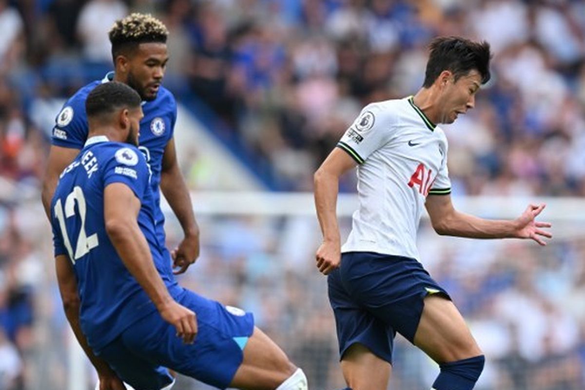Pemain Tottenham Hotspur Son Heung-min tampil dalam laga lanjutan Liga Inggris 2022-2023 kontra Chelsea di Stadion Stamford Bridge, London, pada Minggu (14/8/2022).