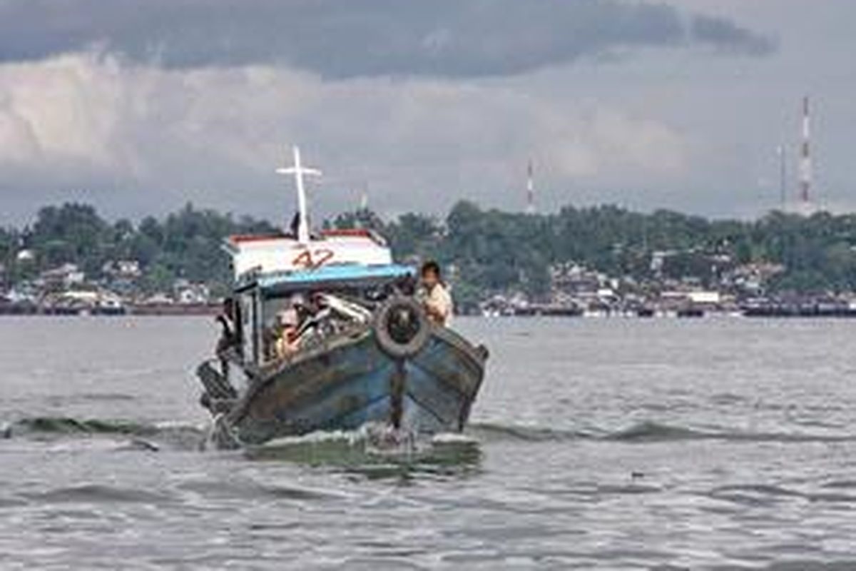 ALTERNATIF - Kapal kelotok, sedang mengangkut muatan manusia dan barang dari Balikpapan menuju Penajam Paser Kapal ini merupakan alternatif transportasi selain kapal feri dari Balikpapan ke Kabupaten Penajam Paser Utara. 