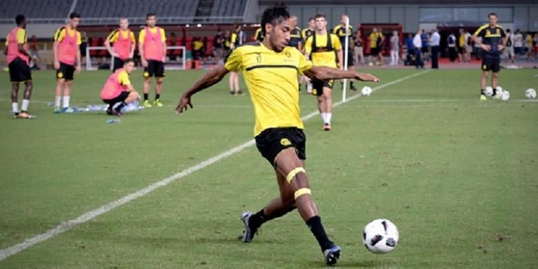 Striker Borussia Dortmund, Pierre Emerick Aubameyang, saat berlatih di Stadion Shanghai jelang laga versus Manchester United, Kamis (21/7/2016).  