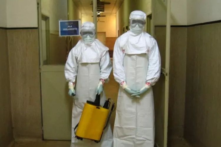 Dua pekerja kesehatan saat menangani kasus wabah Marburg di Angola 2005.