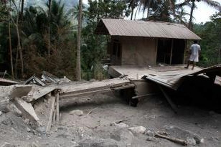 Salah satu rumah warga yang hancur di kampung Kora-Kora, Kelurahan Bebali, Kecamatan Siau Timur, Sitaro, akibat erupsi gunung api Karangetang, 7 Mei 2015 lalu.
