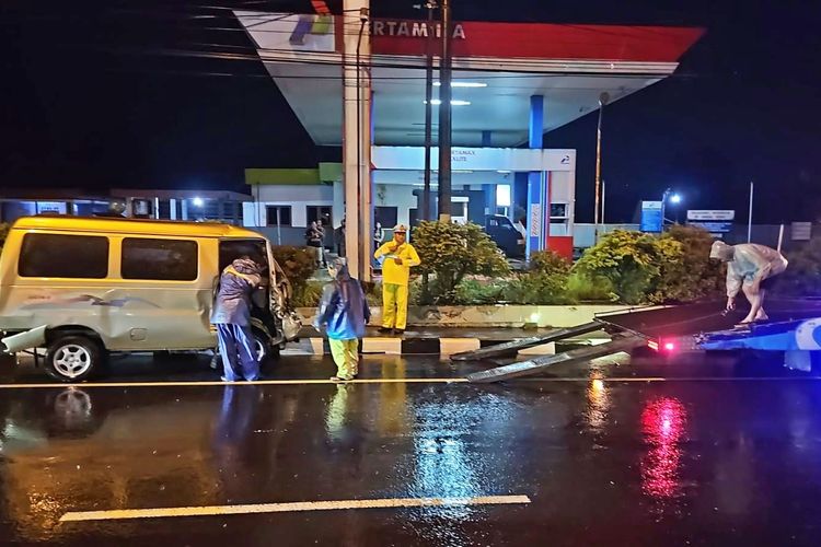 Kondisi Suzuki Carry Futura akibat ditabrak dalam kecelakaan beruntun di kawasan Blondo, Magelang, Selasa (21/10/2025).