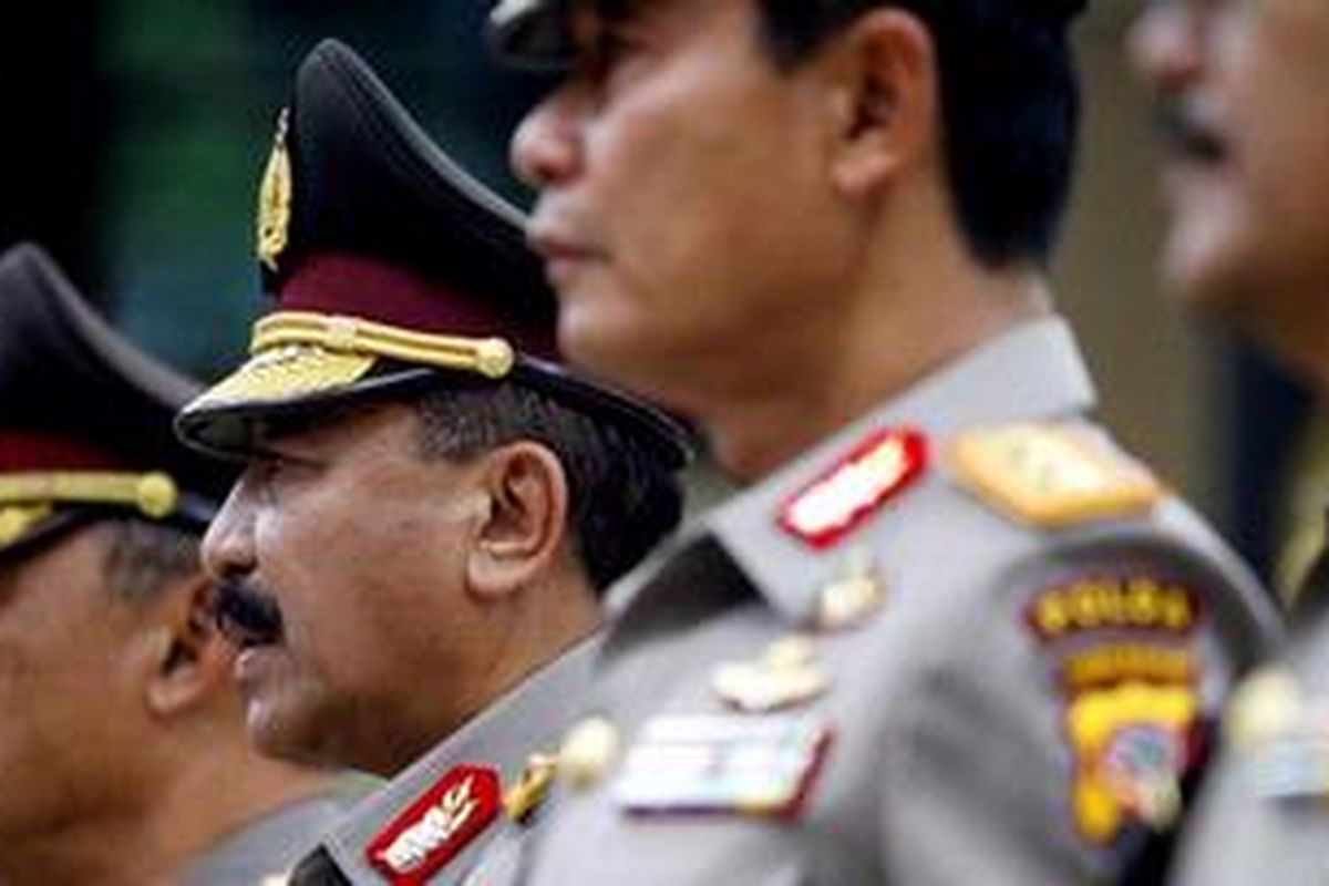 Kapolda Metro Jaya Irjen Timur Pradopo, mengikuti upacara serah terima jabatan (sertijab) di Markas Besar Polri, Jakarta Selatan, Senin (4/10/2010). Dalam Sertijab ini terjadi kenaikan pangkat pada Irjen Timur Pradopo menjadi bintang tiga.