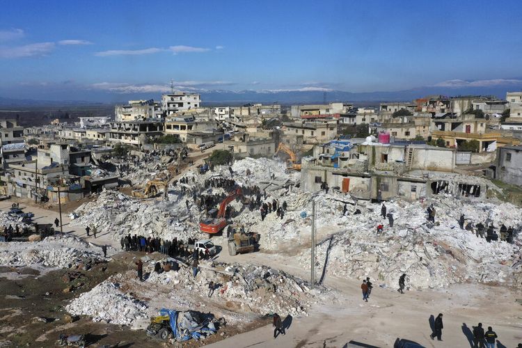 Tim penyelamat dan warga melakukan evakuasi dan penyelamatan dari puing-puing bangunan yang runtuh di kota Harem dekat perbatasan Turkiye, Provinsi Idlib, Suriah, Rabu (8/2/2023).