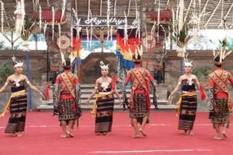 Tari Ledo Hawu asal Kabupaten Sabu Raijua NTT yang tampil di Pesta Kesenian Bali, Denpasar, Rabu (15/6/2016 ).