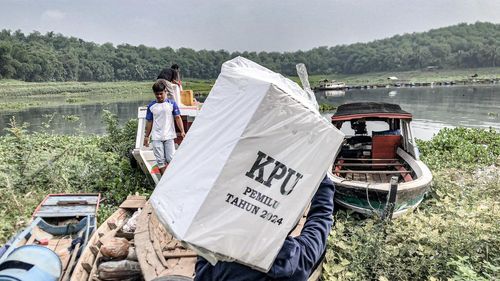 Bawa Logistik Pemilu, Belah Waduk Cirata hingga Terjebak Eceng Gondok