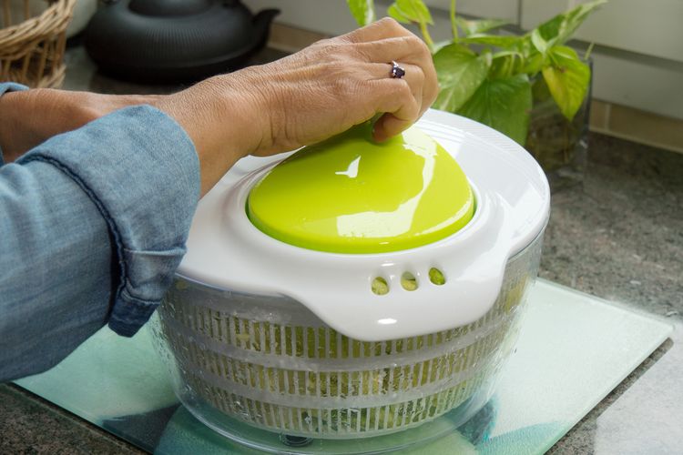 Ilustrasi salad spinner untuk bersihkan jamur. 