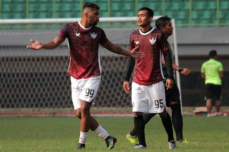 Komarudin (95) terus menjalin komunikasi bagus dengan Patrick da Silva (99), agar semakin padu di lapangan.