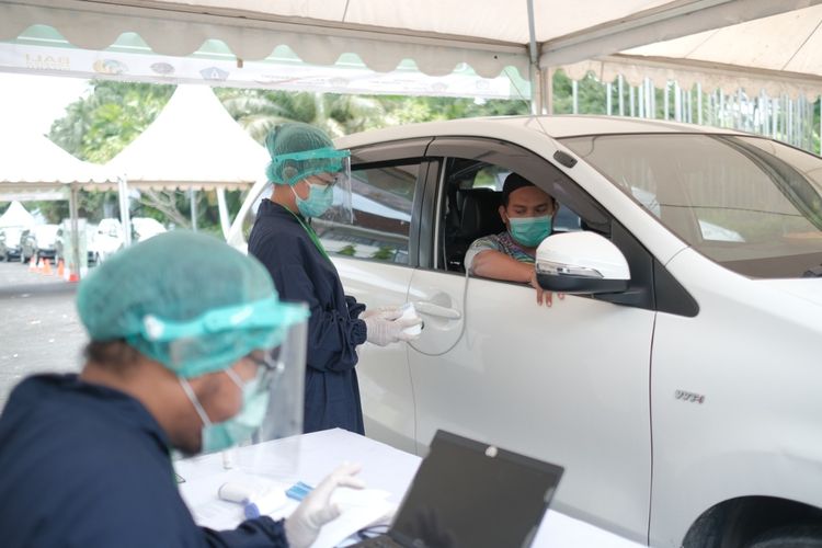 Vaksinasi Drive-Thru pertama di Indonesia, bahkan Asia Tenggara, diselenggarakan di Bali.