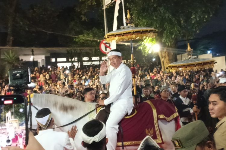 Tunggangi Kuda Putih, Dedi Mulyadi Kawal Mahkota Binokasih Saat Kirab di Bandung