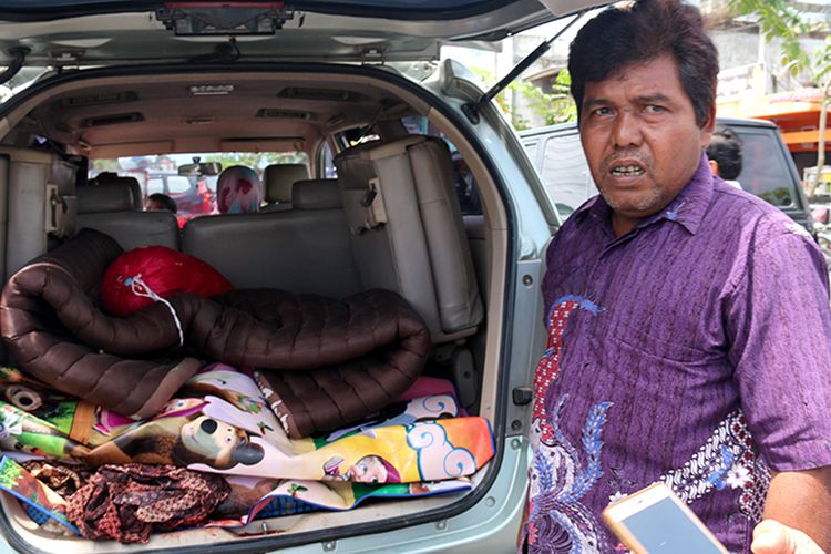 Tarmizi, ayah dari Linda (20) memperlihatkan tempat anaknya melahirkan di bagasi mobil, Selasa (23/5/2017).