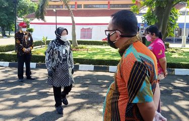 Menteri Sosial RI, Tri Rismaharini, naik pitam dan memarahi seluruh pegawai Balai Disabilitas Wyata Guna Bandung, Selasa (13/7/2021).